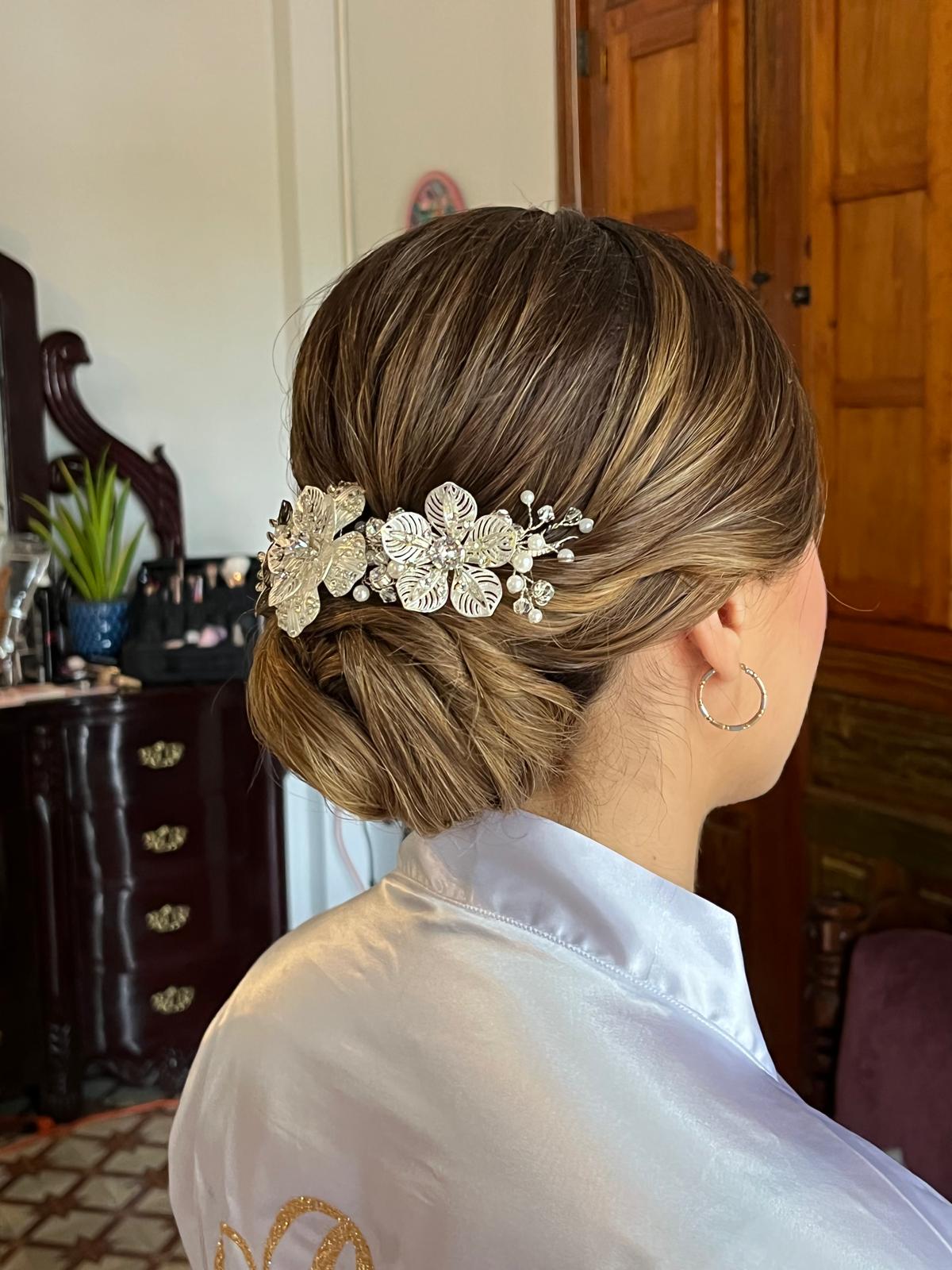 Recogido bajo con peineta floral