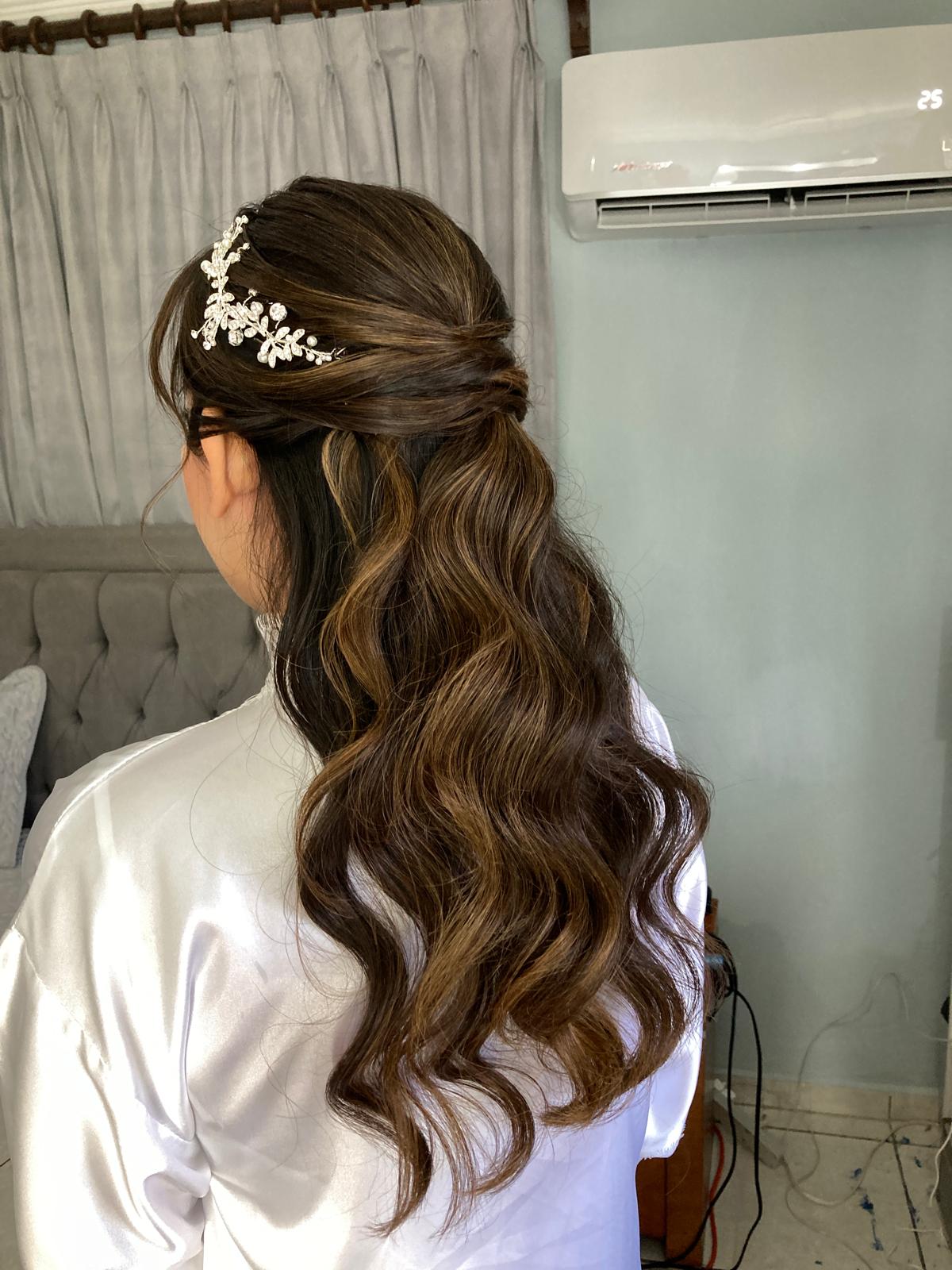 Semirecogido con ondas y tocado de hojas