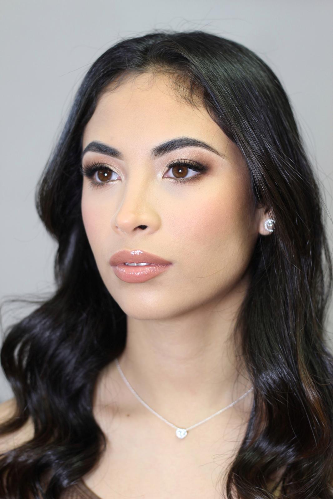 Maquillaje de ojos ahumado suave con melena ondulada