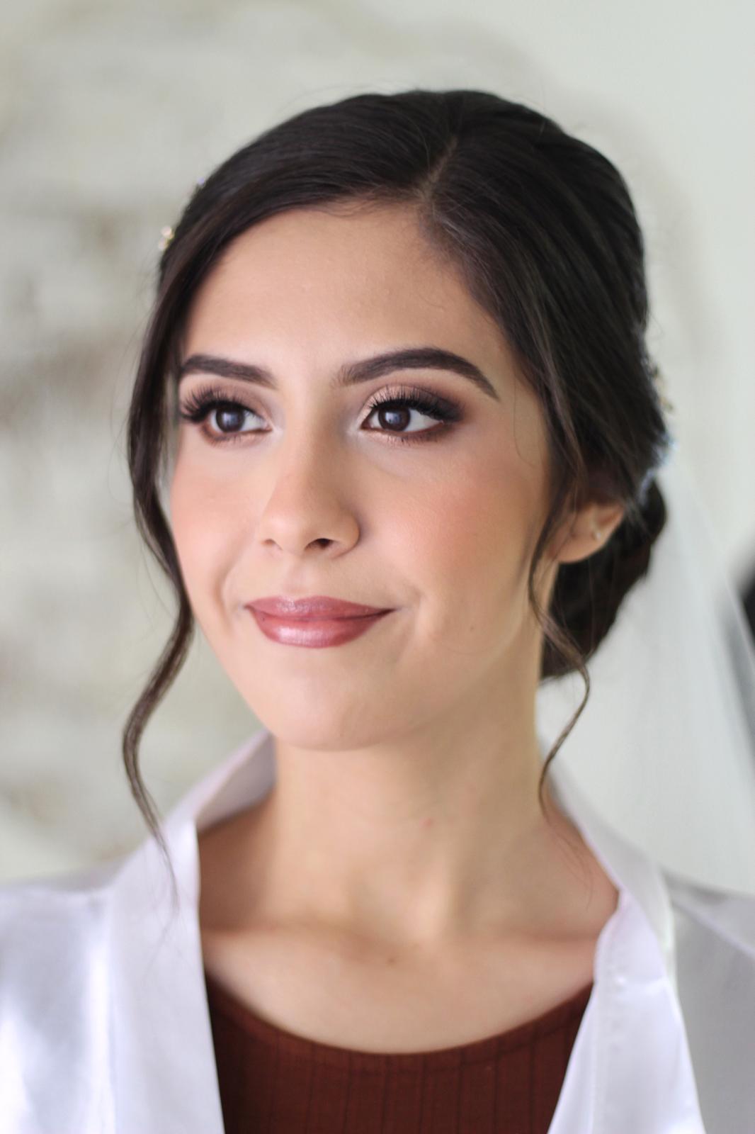 Novia con maquillaje natural y semirecogido