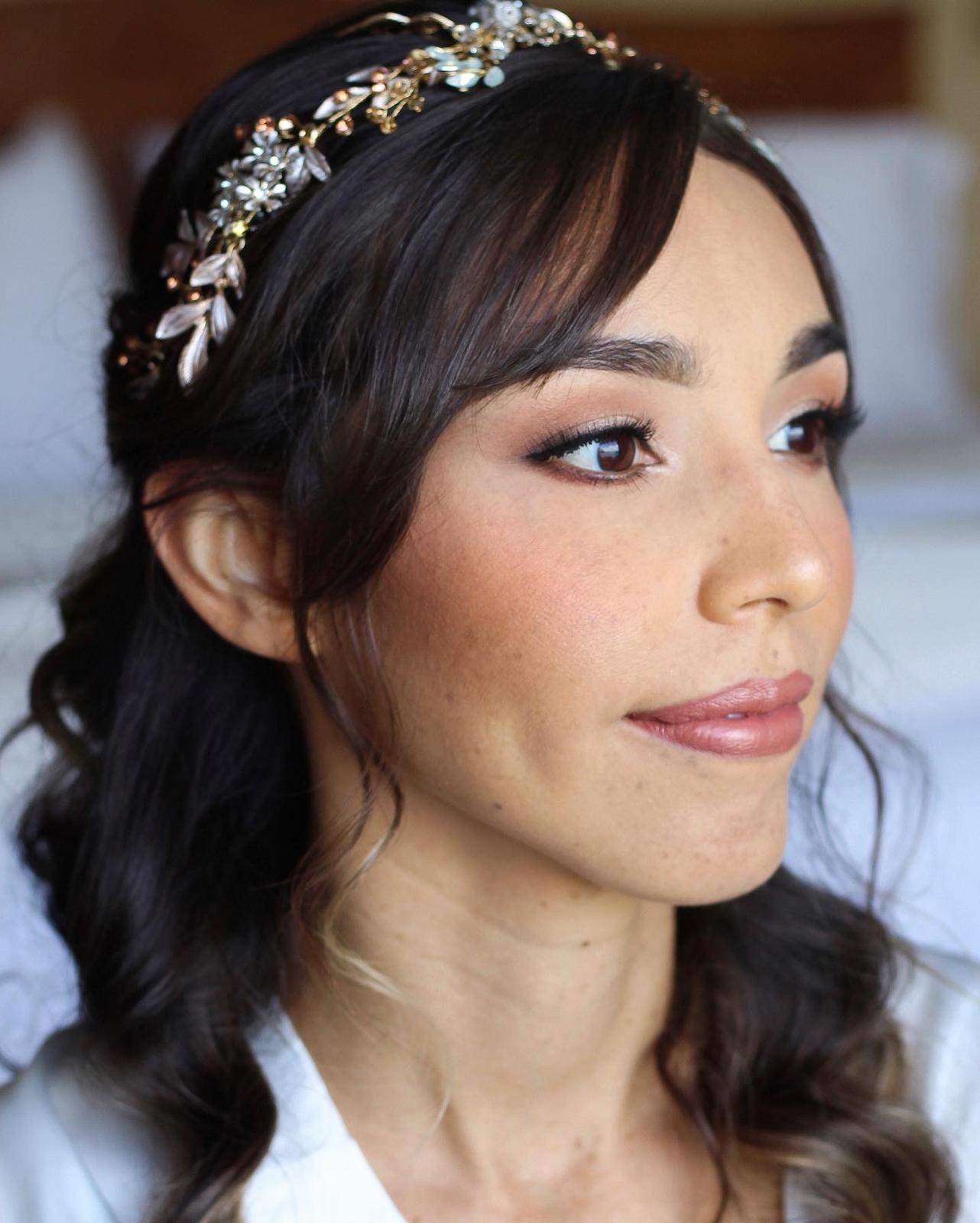 Novia de perfil con tocado dorado y piel luminosa