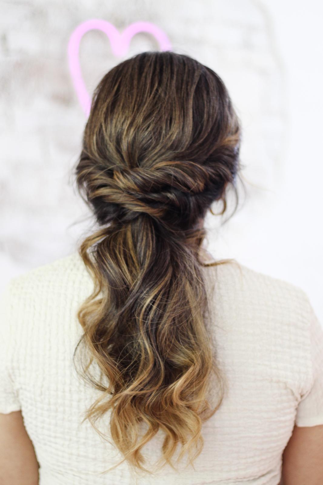 Coleta baja entrelazada con ondas