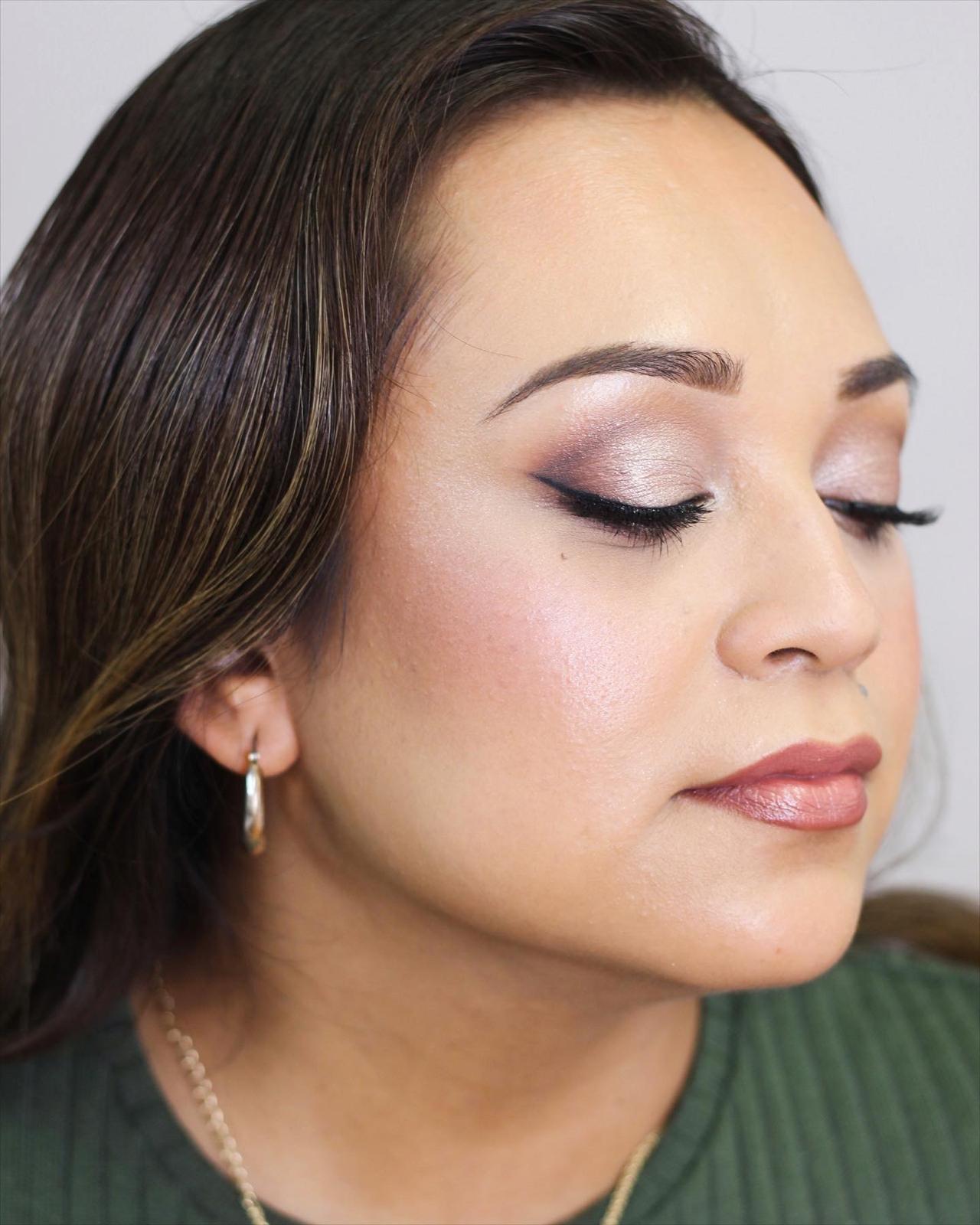 Maquillaje de ojos en tonos malva con delineado