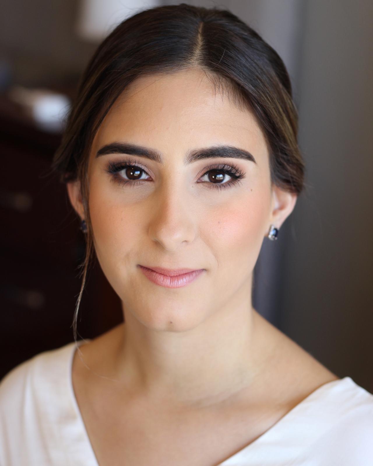 Novia con maquillaje natural, piel uniforme y labios nude