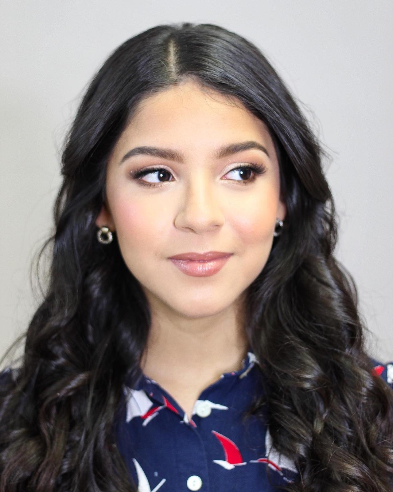 Maquillaje fresco con ondas largas