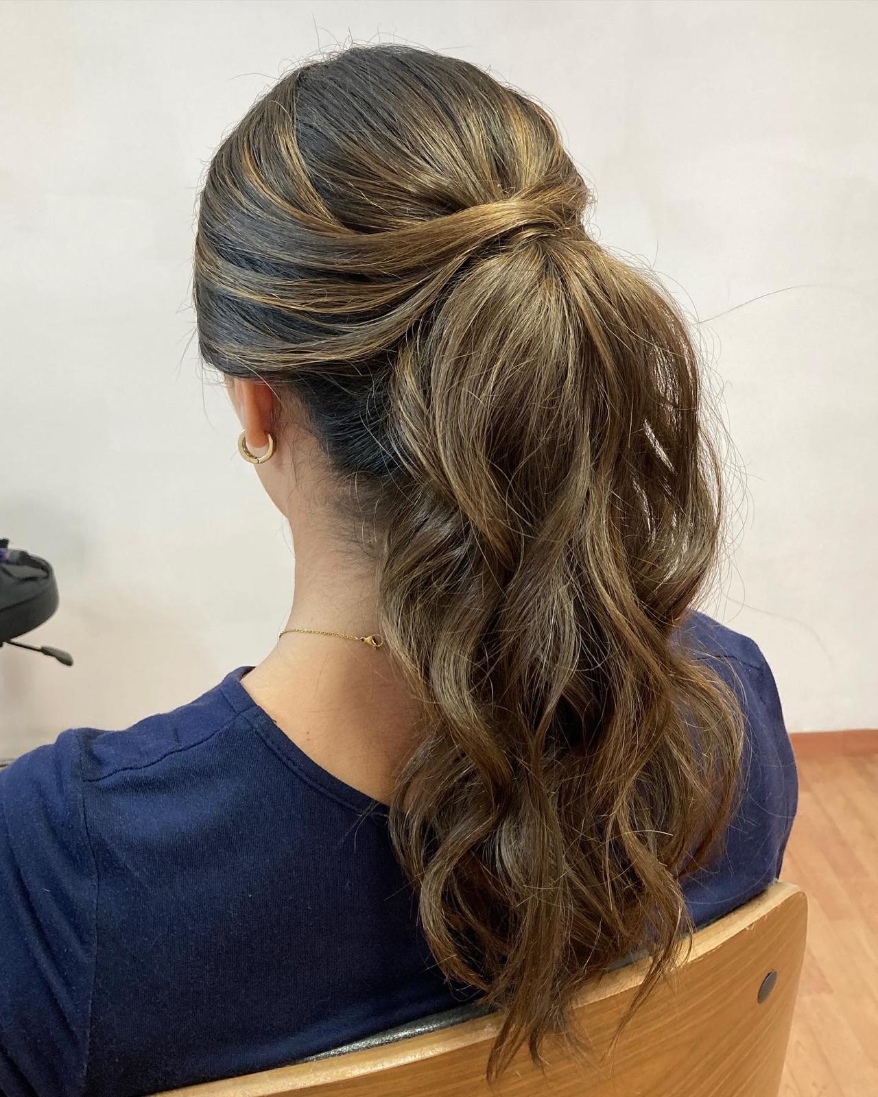 Coleta alta con volumen y ondas