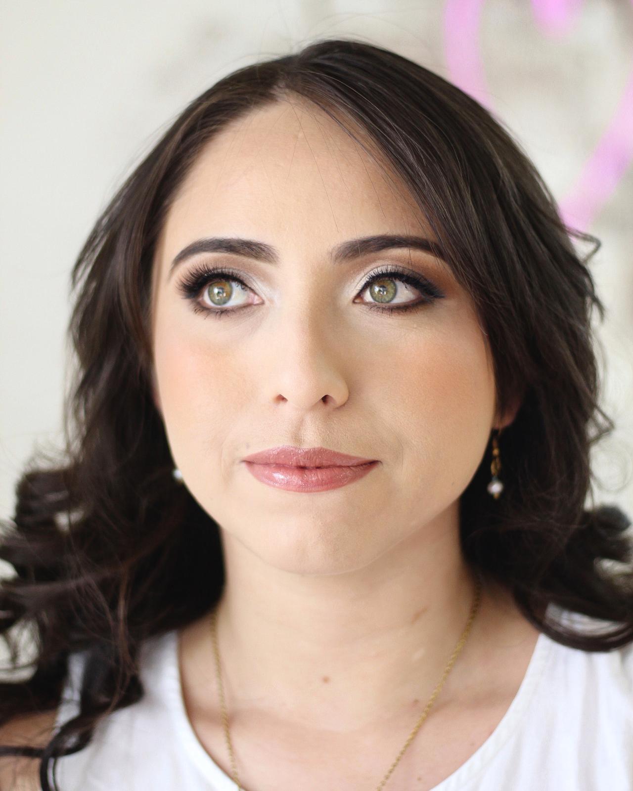 Maquillaje que resalta los ojos verdes, con labios nude