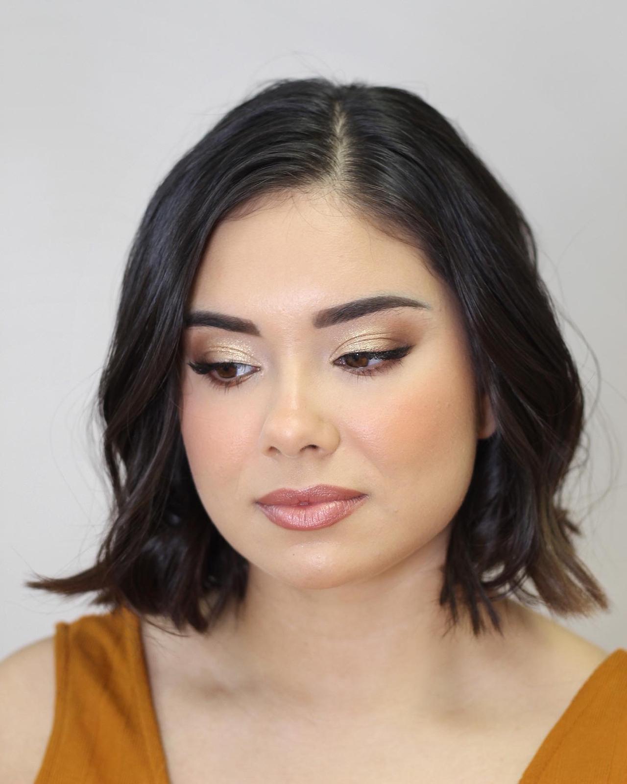 Maquillaje de ojos dorado con melena corta
